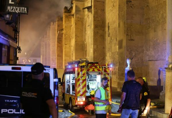 A Cordoue le 8 août au soir, les pompiers combattent les flammes d'un incendie à la mosquée-cathédrale