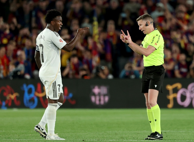 L'attaquant du Real Madrid Vinicius Junior en discussion avec l'arbitre du Clasico Alejandro Hernandez, le 10 mai 2026 au Camp Nou