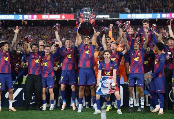 Les joueurs du FC Barcelone remportent leur 29e titre en Liga, après leur victoire dans le Clasico contre le Real Madrid, le 10 mai 2026 au Camp Nou