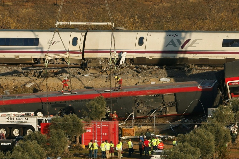 Des grues mobilisées pour retirer les wagons accidentés, au lendemain d’une collision entre deux trains à grande vitesse à Urda, dans la province de Tolède, le 29 octobre 2026 en Espagne