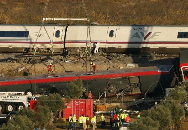 Des grues mobilisées pour retirer les wagons accidentés, au lendemain d’une collision entre deux trains à grande vitesse à Urda, dans la province de Tolède, le 29 octobre 2026 en Espagne