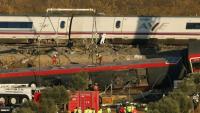 Des grues mobilisées pour retirer les wagons accidentés, au lendemain d’une collision entre deux trains à grande vitesse à Urda, dans la province de Tolède, le 29 octobre 2026 en Espagne