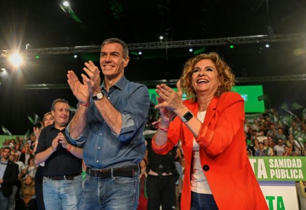 Le Premier ministre espagnol Pedro Sanchez (G) aux côtés de María Jesús Montero, candidate du Parti socialiste espagnol (PSOE) aux élections régionales en Andalousie, le 15 mai 2026 à Séville