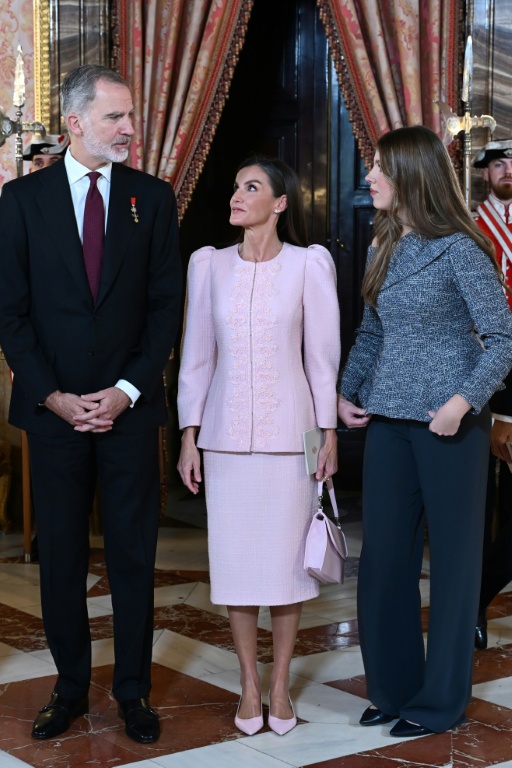 Le roi Felipe VI le 21 novembre 2025 avec son épouse Letizia et la princesse Sofia à la cérémonie du 50e anniversaire de la restauration de la monarchie espagnole, qui marqua la fin de 36 ans de dictature franquiste