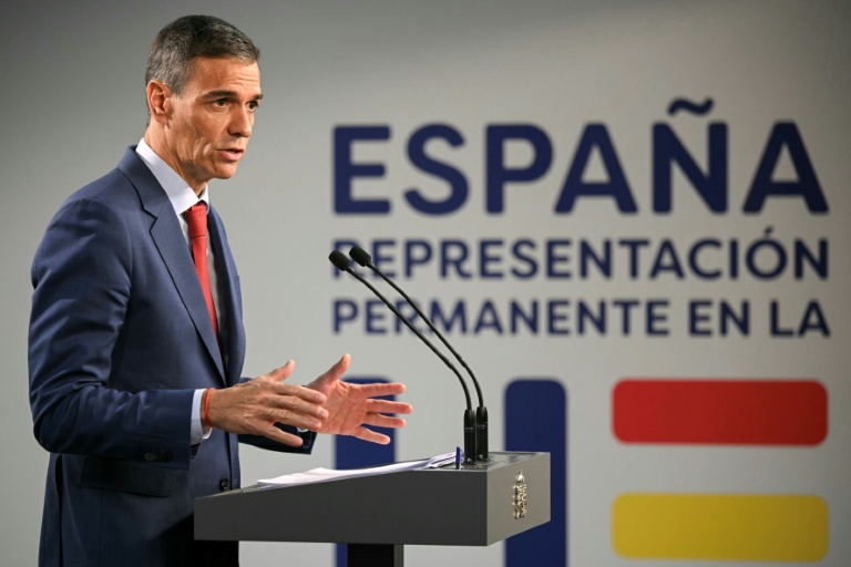 Le Premier ministre espagnol Pedro Sanchez lors d'une conférence de presse dans le cadre de la réunion du Conseil européen des 27 dirigeants de l'UE à Bruxelles, le 23 octobre 2025