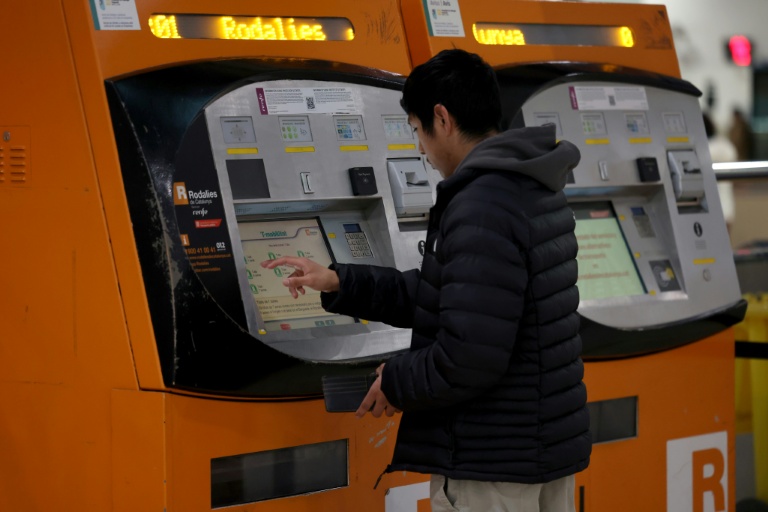 Un usager achète un billet de train pour le réseau régional Rodalies de Catalogne à la gare Sants de Barcelone, le 9 février 2026