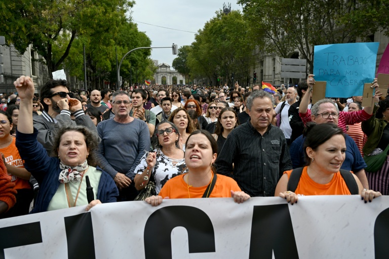 De manifestants défilent pour le droit au logement au lendemain du rejet par les députés d'une série de mesures présentées par le gouvernement, le 3 octobre 2026 à Madrid