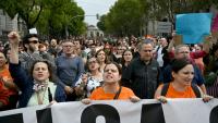 De manifestants défilent pour le droit au logement au lendemain du rejet par les députés d'une série de mesures présentées par le gouvernement, le 3 octobre 2026 à Madrid