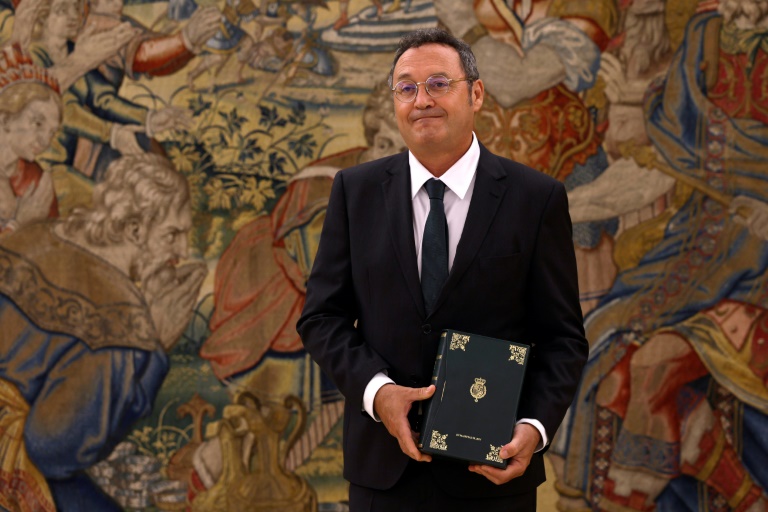 Le procureur général d'Espagne, Alvaro Garcia Ortiz, tient en main le rapport annuel du parquet avant de le présenter au roi le 3 septembre 2025 au palais de la Zarzuela à Madrid