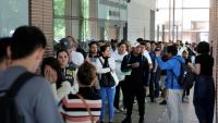 Des personnes font la queue pour entrer dans les locaux de la Commission espagnole d'aide aux réfugiés (CEAR) à Madrid, en Espagne, le 22 avril 2026