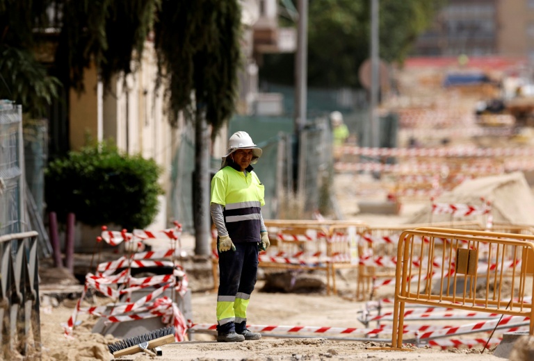 Un ouvrier se tient sur un chantier routier à Madrid, le 22 juin 2026