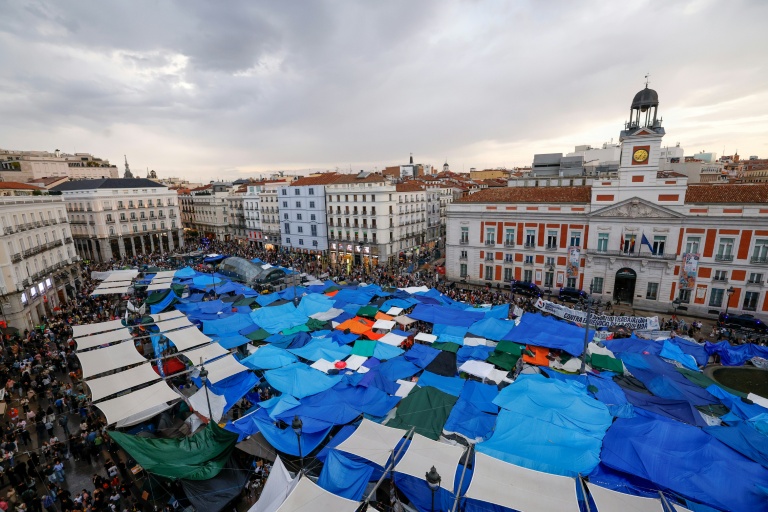 Des centaines de manifestants campent le 2 octobre 2026 sur la Puerta del Sol, en plein cœur de Madrid