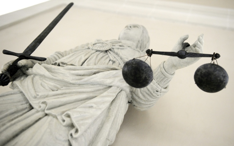 Trois personnes ont été mises en examen et écrouées à Paris dans le cadre d'une double affaire d'espionnage économique au profit de Moscou et d'ingérence