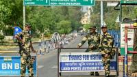 Des membres des forces de sécurité indiennes surveillant la frontière avec le Pakistan, au poste de Wagah, le 2 mai 2025