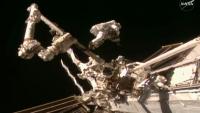 Image extraite d'un flux vidéo en direct de la NASA, datée du 25 août 2026, montre l'astronaute de la NASA Anil Menon (à gauche) et l'astronaute de l'ESA Sophie Adenot (à droite) lors de leur sortie dans l'espace à l'extérieur de la Station spatiale internationale (ISS)