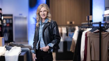 La PDG de Levi Strauss & Co Michelle Gass pose le 2 mars 2026 dans un magasin Levi's à Paris