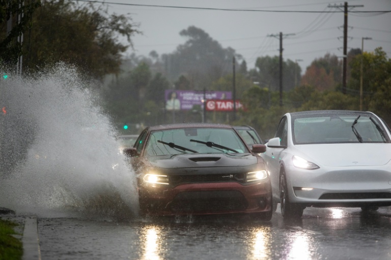 Des voitures sur une route inondée à Los Angeles, en Californie, aux Etats-Unis, le 24 décembre 2025