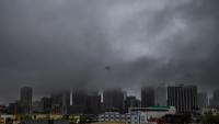 Nuages noirs et fortes pluies sur le centre-ville de Los Angeles, le 24 décembre 2025 en Californie