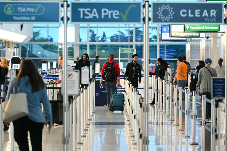 Des voyageurs passent dans des files de sécurité à l'aéroport Ronald Reagan, près de Washington, le 1er octobre 2025