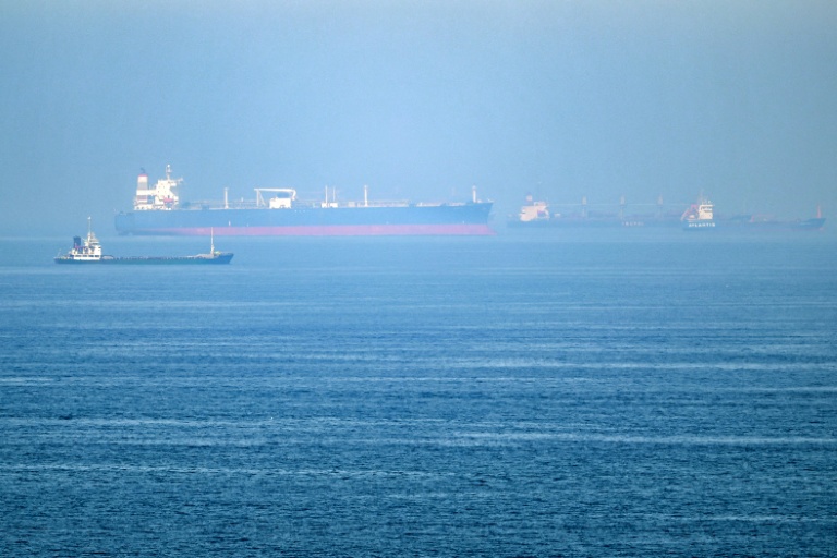 Des bateaux cargo au large du port de Khor Fakkan dans l'émirat de Sharjab, le long du  golfe d'Oman, le 19 juin 2026 aux Emirats arabes unis