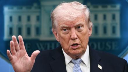 Donald Trump s'adresse aux journalistes à l'occasion d'une conférence de presse à la Maison Blanche, le 6 avril 2026 à Washington