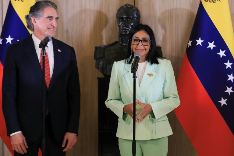 Photo diffusée par le bureau de presse de la présidence vénézuélienne montrant la présidente par intérim du Venezuela, Delcy Rodriguez (d), signant un document aux côtés du ministre américain à l'Intérieur, Doug Burgum, au palais présidentiel de Miraflores, le 5 mars 2026 à Caracas