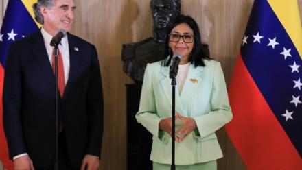 Photo diffusée par le bureau de presse de la présidence vénézuélienne montrant la présidente par intérim du Venezuela, Delcy Rodriguez (d), signant un document aux côtés du ministre américain à l'Intérieur, Doug Burgum, au palais présidentiel de Miraflores, le 5 mars 2026 à Caracas