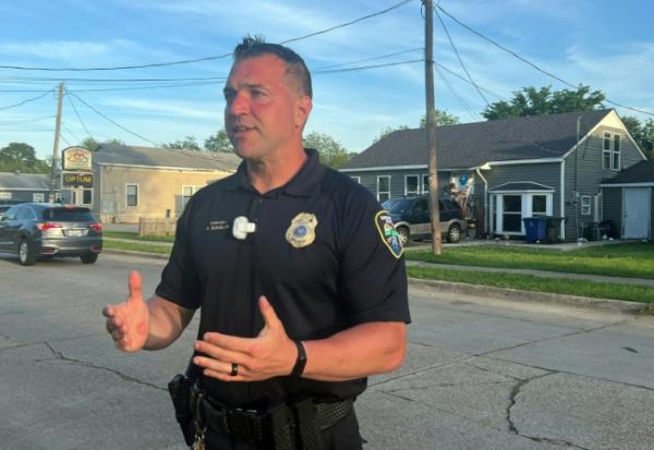 Le caporal Chris Bordelon, de la police de Shreveport, s'adresse à la presse en face de l'une des maisons des enfants ont été tués dans des violences intrafamiliales, le 19 avril 2026 à Shreveport, en Louisiane