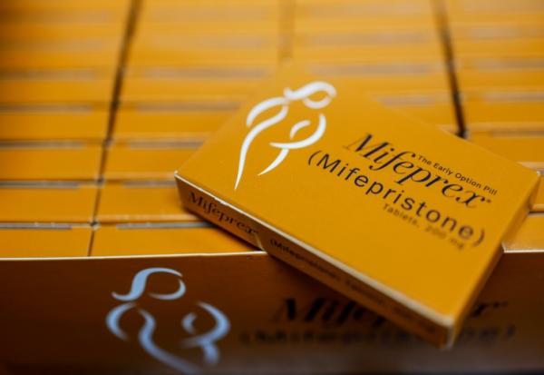 La Cour suprême des Etats-Unis a maintenu temporairement jeudi l'accès par envoi postal à une pilule abortive, la mifépristone, utilisée dans une large majorité des interruptions volontaires de grossesse (IVG) du pays