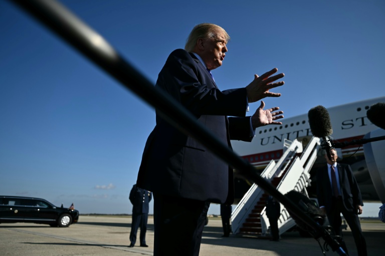 Donald Trump s'adresse à la presse avant d'embarquer à bord de l'avion présidentiel Air Force One sur la base aérienne Joint Base Andrews, dans le Maryland, le 29 octobre 2026