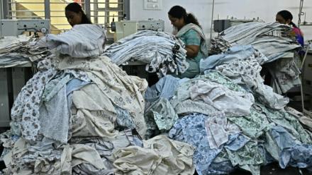 Des ouvrières confectionnent des vêtements sur des machines à coudre dans une usine de fabrication à Bengaluru, en Inde, le 25 août 2025 