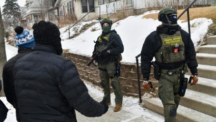 Des agents fédéraux face à des civils le 16 janvier 2026 à Saint Paul, dans le Minnesota