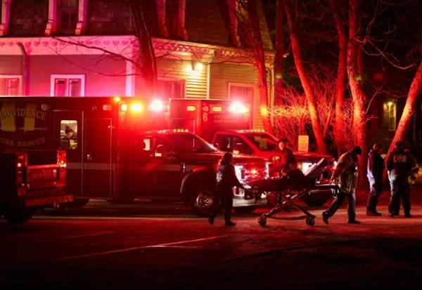 Les pompiers de Providence (Rhode Island) à l'extérieur du bâtiment Barus & Holley à l'université Brown, le 13 décembre 2025