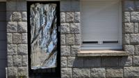 Une couverture de survie placée devant une porte pour se protéger de la chaleur, à Lorient dans le Morbihan le 10 juillet 2026