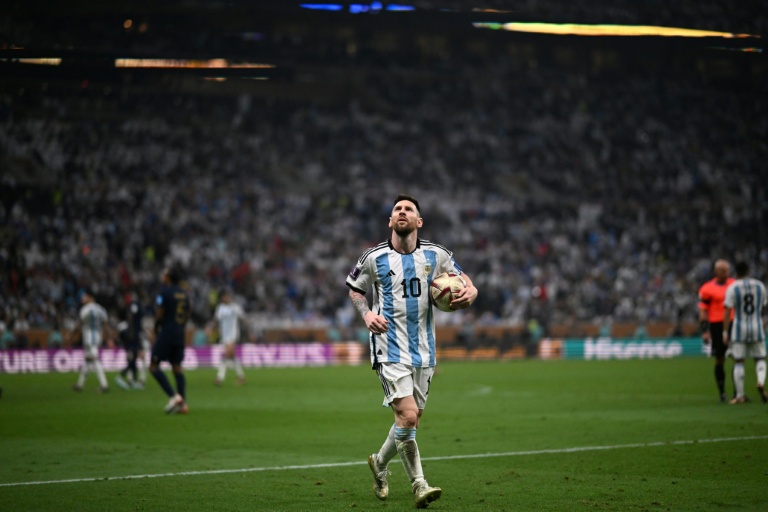 Lionel Messi avant la séance de tirs au but de la finale de la Coupe du monde remportée par l'Argentine face à la France le 18 décembre 2022 à Doha