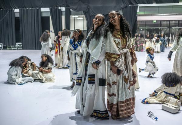 Des Tigréennes, en robes et coiffures traditionnelles, célèbrent à Addis Abeba, le 22 août 2026, la fête d'Ashenda, originaire du Tigré