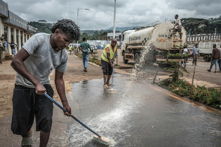 Des bénévoles nettoient les rues en prévision de l'arrivée attendue du Premier ministre Abiy Ahmed dans sa ville natale, Beshasha, en Ethiopie, le 28 mai 2026
