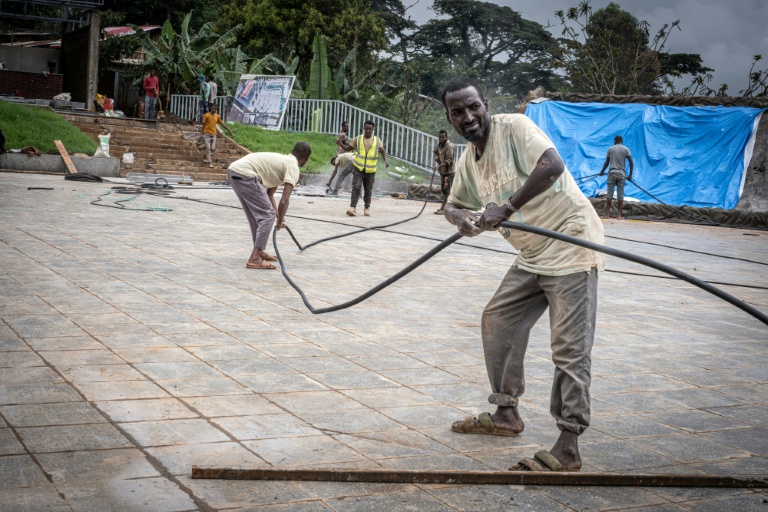 Des ouvriers installent des câbles électriques sur une place nouvellement aménagée dans le cadre d'un projet de développement dans le centre de Beshasha, en Ethiopie, le 28 mai 2026