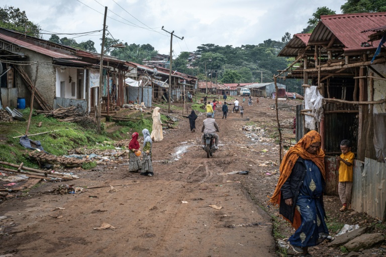 Vue générale d'une rue intérieure de Beshasha (Ethiopie) montrant des parties de la ville qui n'ont pas encore été réaménagées dans le cadre d'un projet de développement local, le 28 mai 2026
