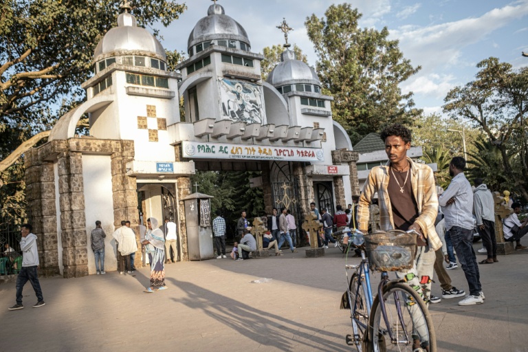 Sur la place devant l'église Saint-Georges à Bahir Dar, en Ethiopie, le 8 décembre 2025