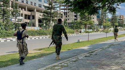 Des membres du Front de libération du peuple du Tigré (TPLF) le long d'une route à Mekele après la prise de contrôle d'aéroports de la région par les rebelles tigréens, le 23 septembre 2026 en Ethiopie