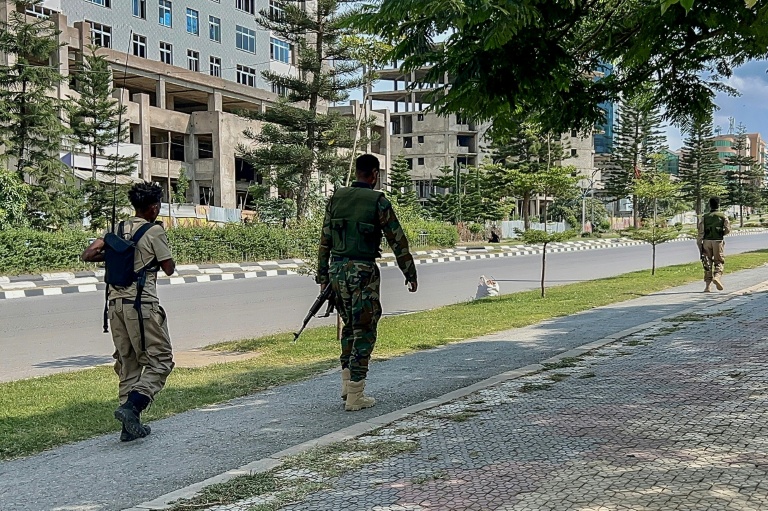 Des membres du Front de libération du peuple du Tigré (TPLF) le long d'une route à Mekele après la prise de contrôle d'aéroports de la région par les rebelles tigréens, le 23 septembre 2026 en Ethiopie