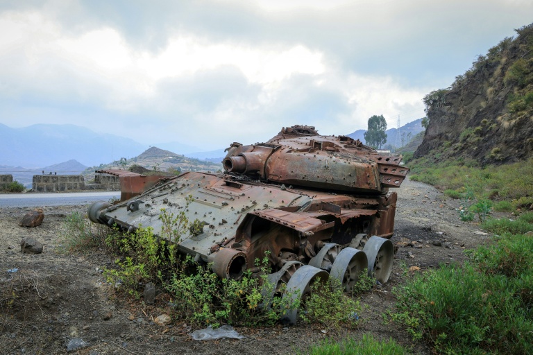 La carcasse calcinée d'un char après des affrontements entre les Forces de défense nationale éthiopiennes (ENDF) et le Front de libération du peuple du Tigré (TPLF) sur une route près de Gereb Agew, le 3 mars 2026 en Ethiopie