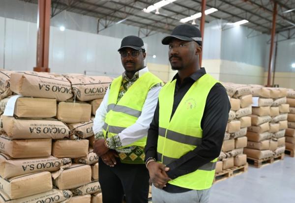 Les frères jumeaux Fousseni (d) et Alahassane Diakité, dans leur usine de chocolat, à Divo, en Côte d'Ivoire, le 20 octobre 2025