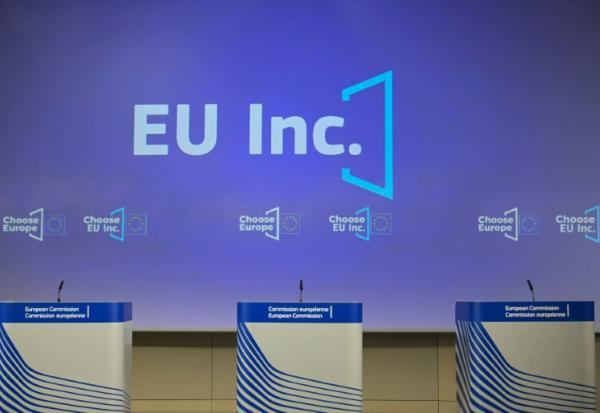 Le logo du plan EU Inc., visant à accroître la compétitivité de l'Union européenne, lors d'une conférence de presse au siège de l'UE à Bruxelles, le 18 mars 2026