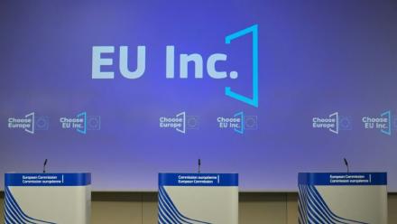 Le logo du plan EU Inc., visant à accroître la compétitivité de l'Union européenne, lors d'une conférence de presse au siège de l'UE à Bruxelles, le 18 mars 2026