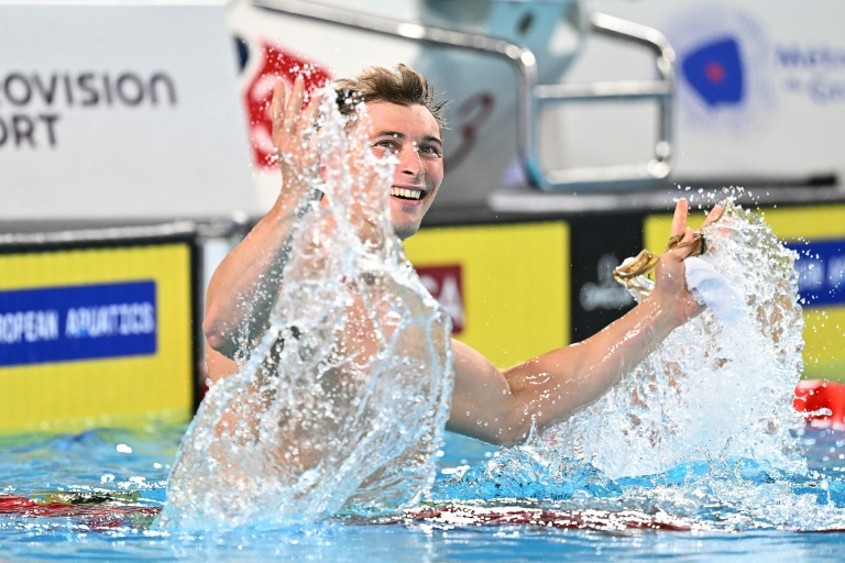 La joie du Français Maxime Grousset, médaillé d'argent sur 50 m papillon, aux Championnat d'Europe, le 11 août 2026 à Saint-Denis