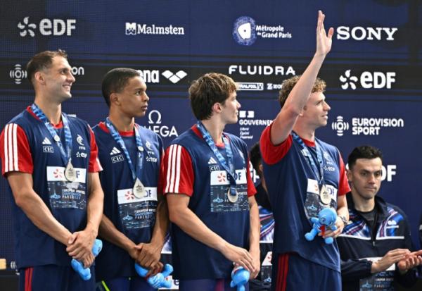 L'équipe de France, lancée par Léon Marchand (bras levé) et avec Roman Fuchs, Sauveur Cristofini et Pierre Largeron, a décroché la médaille d'argent du 4x200 m aux Europes de natation au Centre aquatique olympique de Saint-Denis, le 10 août 2026.