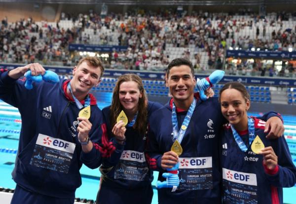 Le relais mixte 4x100 4 nages français, de g à d Maxime Grousset, Marie Wattel, Carl Aitkaci et Mary-Ambre Moluh, sacré champion d'Europe, le 11 août 2026 à Saint-Denis