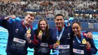 Le relais mixte 4x100 4 nages français, de g à d Maxime Grousset, Marie Wattel, Carl Aitkaci et Mary-Ambre Moluh, sacré champion d'Europe, le 11 août 2026 à Saint-Denis